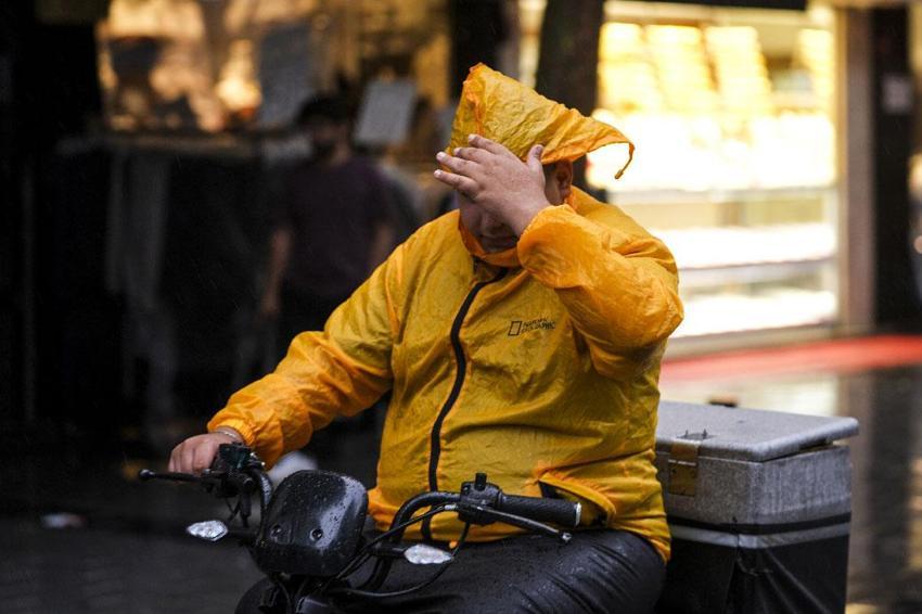 Gök gürültülü sağanak yağışlar 60 ilde etkili olacak! Meteoroloji ani sel, su baskını, yıldırım, yerel dolu yağışı ve heyelana karşı uyardı