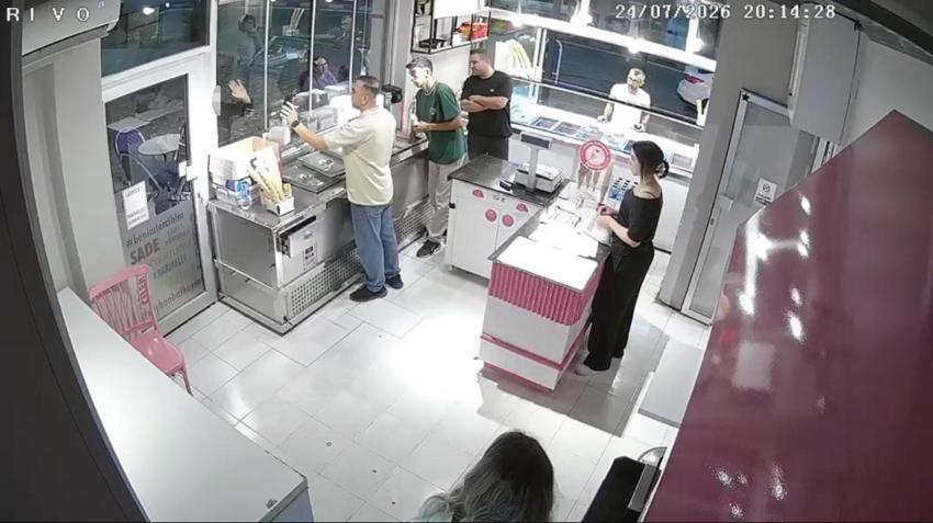 Dondurmacıdaki dehşete düşüren görüntüler ortaya çıktı! Önce cep telefonundaki kişiye el salladı, sonra tabancayla öldürdü