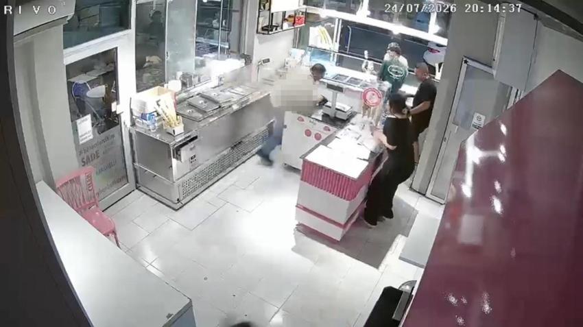 Dondurmacıdaki dehşete düşüren görüntüler ortaya çıktı! Önce cep telefonundaki kişiye el salladı, sonra tabancayla öldürdü