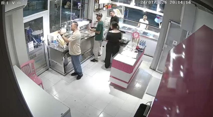 Dondurmacıdaki dehşete düşüren görüntüler ortaya çıktı! Önce cep telefonundaki kişiye el salladı, sonra tabancayla öldürdü