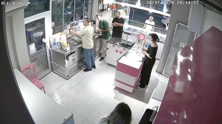 Dondurmacıdaki dehşete düşüren görüntüler ortaya çıktı! Önce cep telefonundaki kişiye el salladı, sonra tabancayla öldürdü