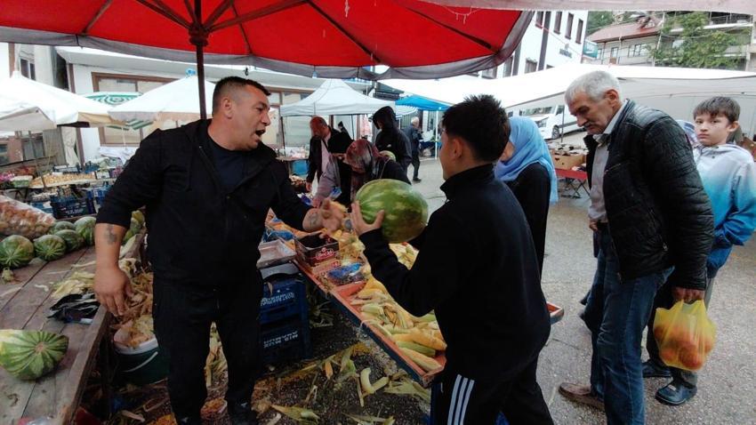 Mudurnu’da hayırsever esnaf 1 ton karpuzu 1 saatte ücretsiz dağıttı