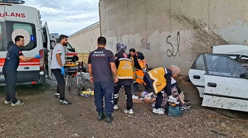 Köprülü kavşakta feci kaza 3 kişi hayatını kaybetti, biri çocuk 2 kişi ağır yaralandı