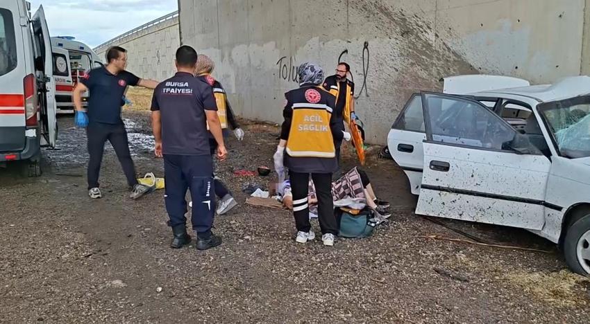 Köprülü kavşakta feci kaza 3 kişi hayatını kaybetti, biri çocuk 2 kişi ağır yaralandı