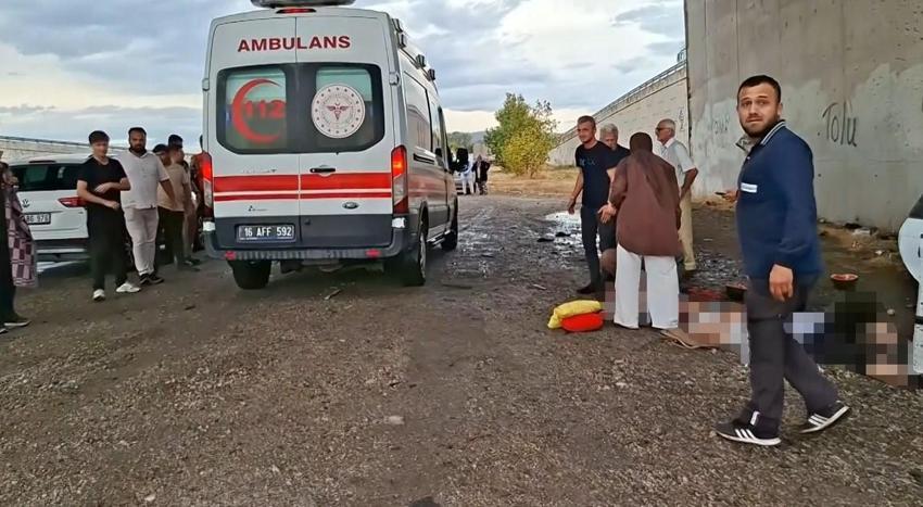 Köprülü kavşakta feci kaza 3 kişi hayatını kaybetti, biri çocuk 2 kişi ağır yaralandı