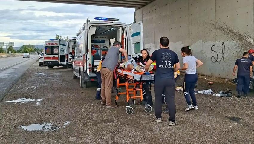 Köprülü kavşakta feci kaza 3 kişi hayatını kaybetti, biri çocuk 2 kişi ağır yaralandı