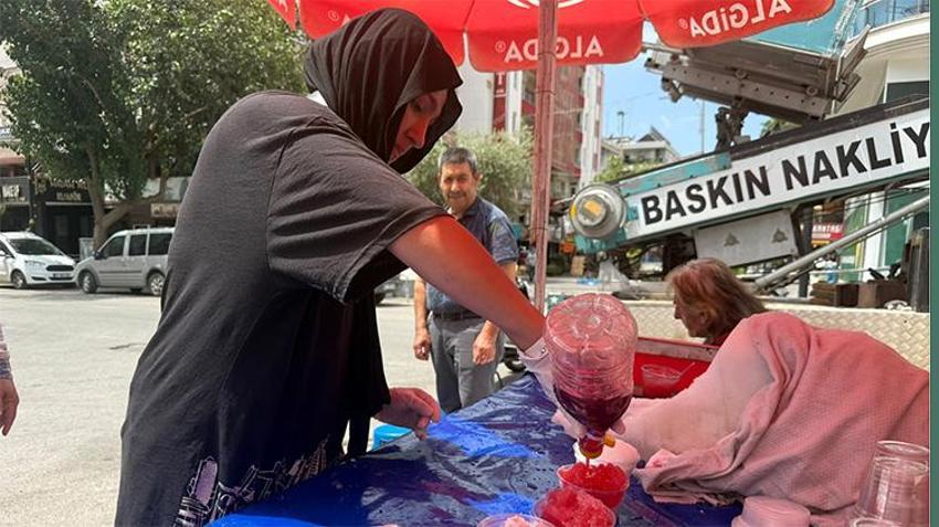 Babası 2 bin 350 metreden bedava topluyor! 14 yaşındaki Kübra'nın tezgâhında alıcı buluyor