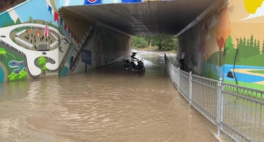 Kocaeli'de sağanak hayatı durdurdu: Alt geçit suyla doldu
