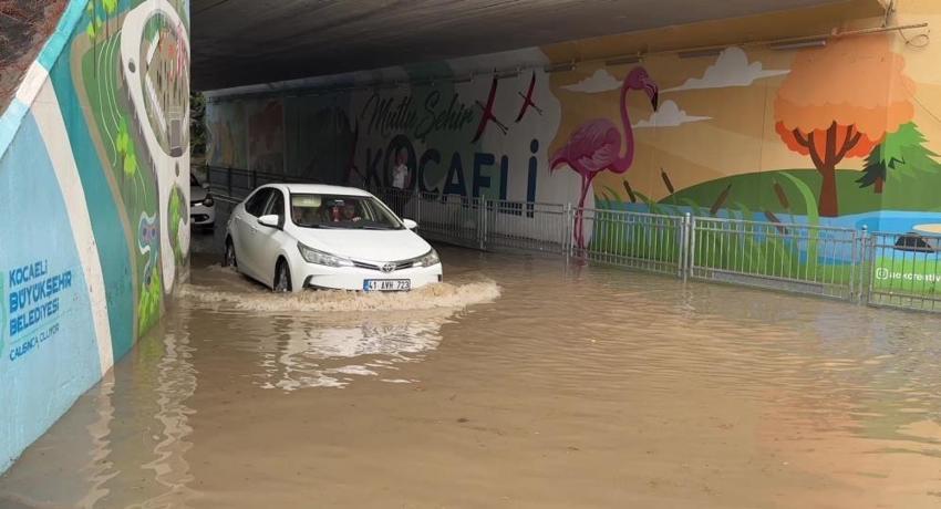 Kocaeli'de sağanak hayatı durdurdu: Alt geçit suyla doldu