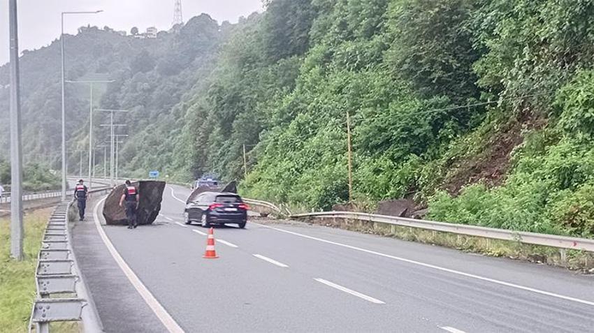 Rize'de korkutan anlar: Dev kayalar Karadeniz Sahil Yolu'na düştü!