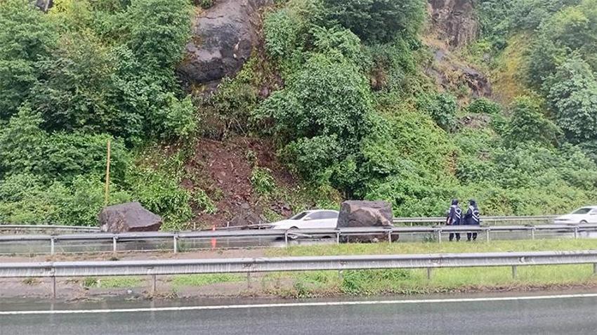 Rize'de korkutan anlar: Dev kayalar Karadeniz Sahil Yolu'na düştü!