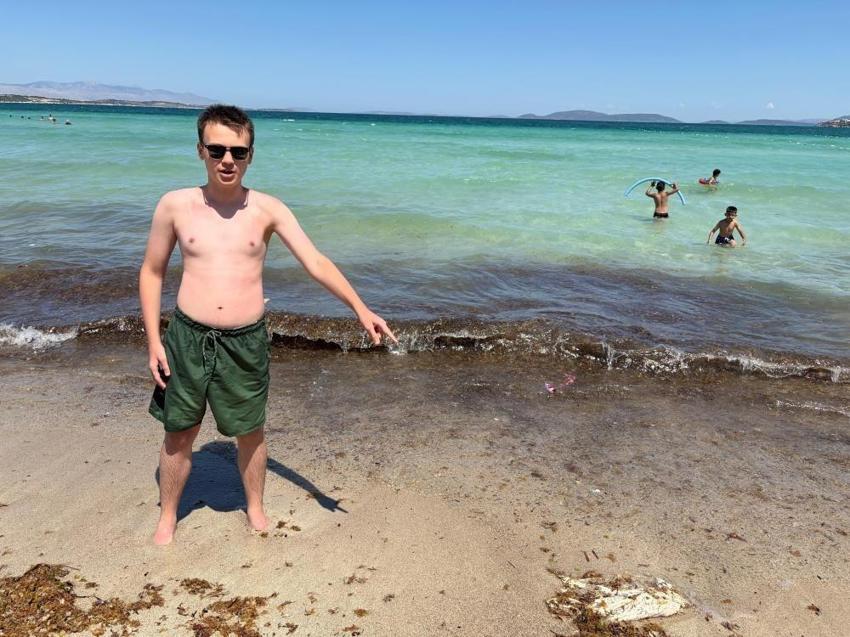 Çeşme bu yıl kirlilikten geçilmiyor: Tatilcilerden unutulmaz tepki
