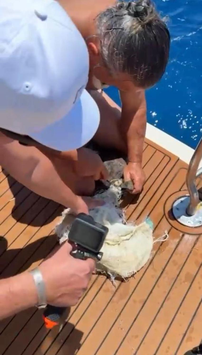 Antalya'da tekne kaptanından hayati dokunuş: Çuvala dolanmış halde bulundu