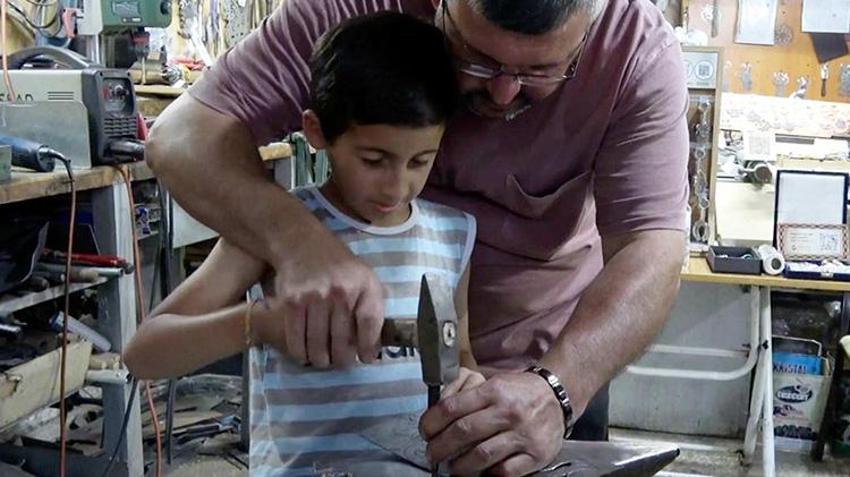 6 kuşaktır yaşatılan miras: Kemaliye’nin kapı tokmakları bu ailenin elinden çıkıyor