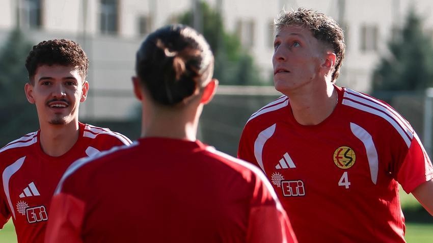 Eskişehirspor'da Hakan Şapcı transfer müjdesini verdi: Santrfor en kısa zamanda geliyor