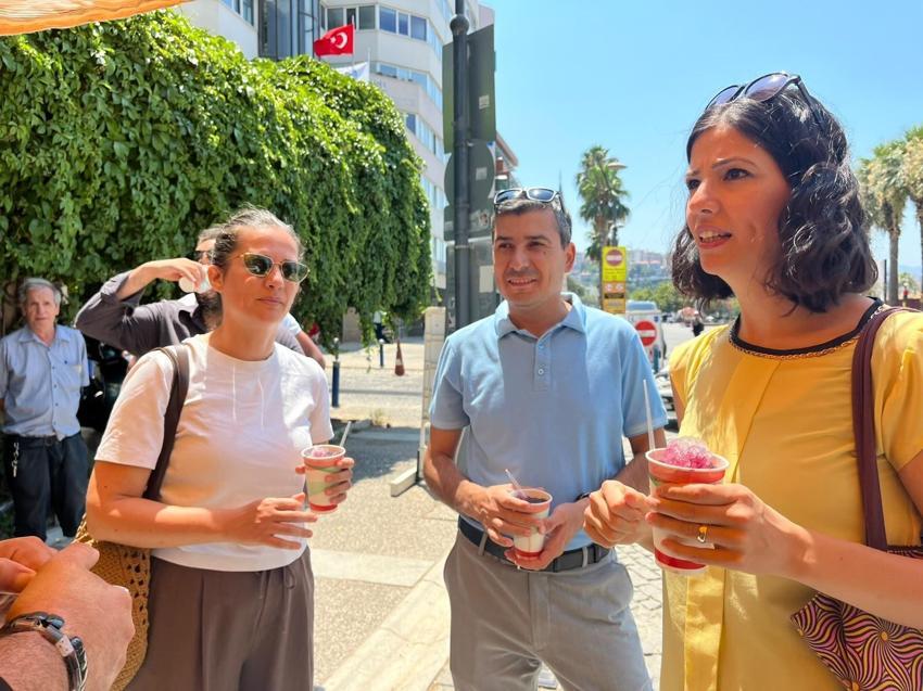 Ödemiş Bozdağ'ın meşhur kar helvasına kavurucu sıcakta İzmirliler yoğun ilgi gösterdi