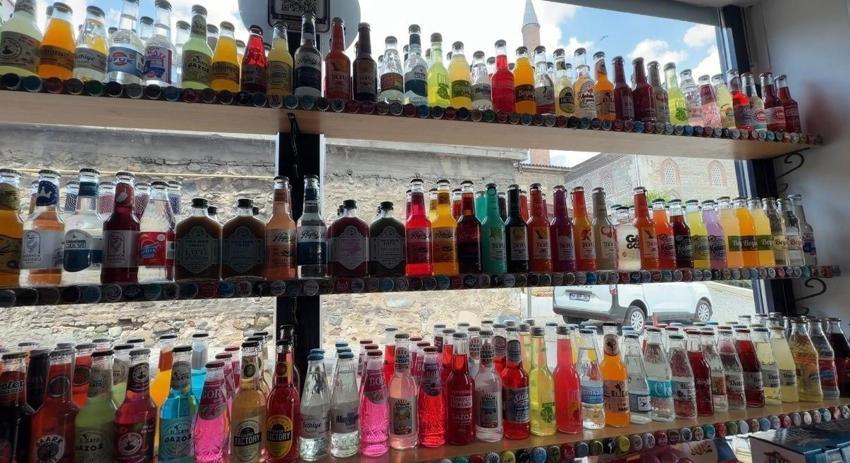 Gazoz kapakları ve şişeleriyle başlayan tutkusunu mesleğe dönüştürdü