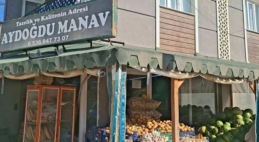 Emet'teki manavın eliyle karpuz soyma videosu sosyal medyada viral oldu