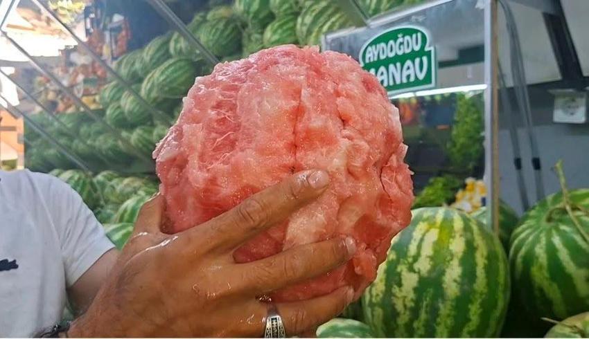 Emet'teki manavın eliyle karpuz soyma videosu sosyal medyada viral oldu