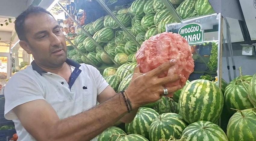 Emet'teki manavın eliyle karpuz soyma videosu sosyal medyada viral oldu