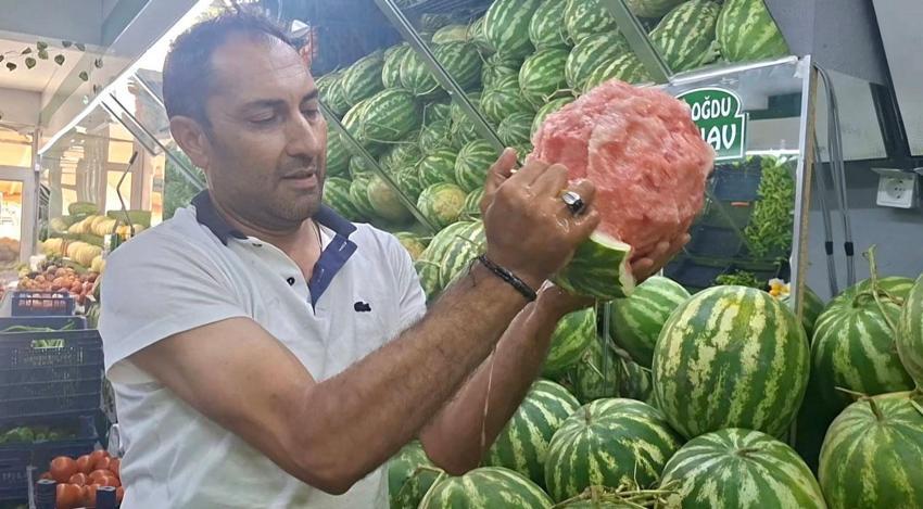 Emet'teki manavın eliyle karpuz soyma videosu sosyal medyada viral oldu