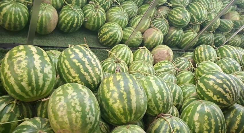 Emet'teki manavın eliyle karpuz soyma videosu sosyal medyada viral oldu