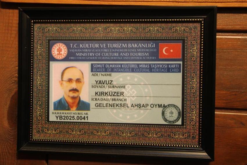 13 yaşında başladığı, 28 yıl sonra tezgah başına geçti, bakanlık tescilli kültür mirasçısı oldu! Unutulmaya yüz tutan sanatı yaşatmaya çalışıyor
