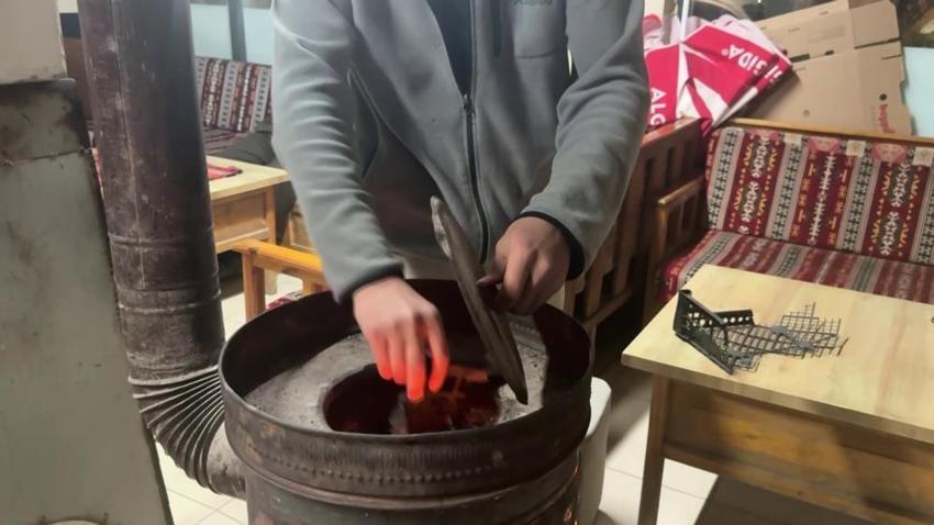 Türkiye sıcaktan pişerken yaz ortasında soba başında ısındılar!