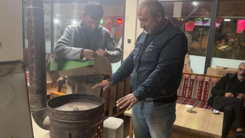 Türkiye sıcaktan pişerken yaz ortasında soba başında ısındılar!