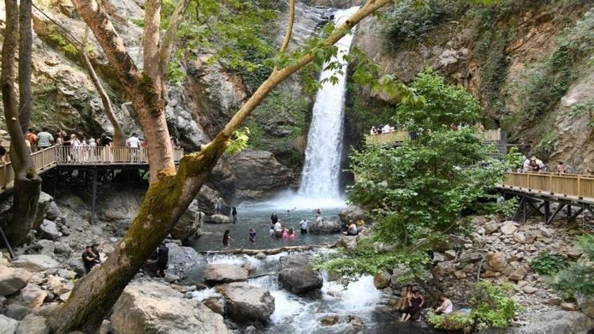 30 metreden dökülen serinlik için akın ediyorlar: Osmaniye'nin gözde mekanı oldu