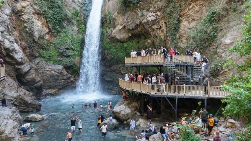 30 metreden dökülen serinlik için akın ediyorlar: Osmaniye'nin gözde mekanı oldu