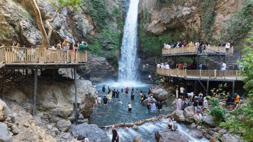 30 metreden dökülen serinlik için akın ediyorlar: Osmaniye'nin gözde mekanı oldu