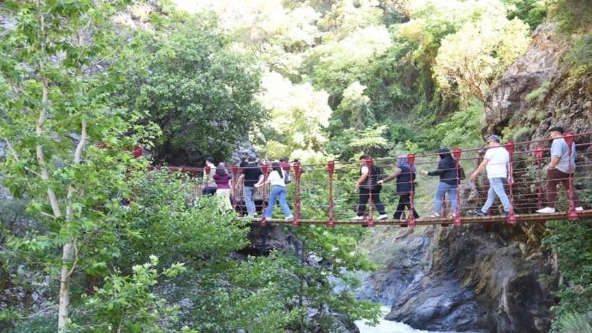 30 metreden dökülen serinlik için akın ediyorlar: Osmaniye'nin gözde mekanı oldu