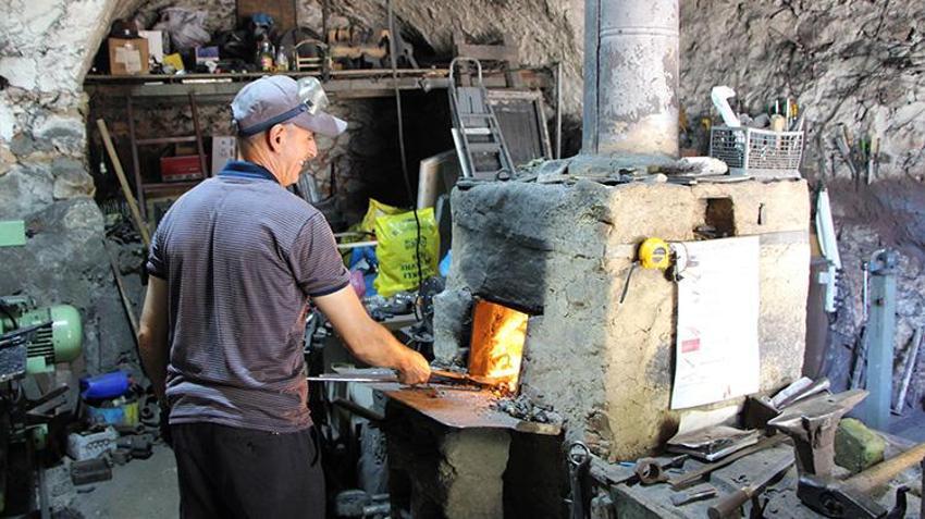 Mardin Ömerli'nin son süryani demirci ustası: 300 yıllık gelenek 8'inci kuşağa aktarılıyor!