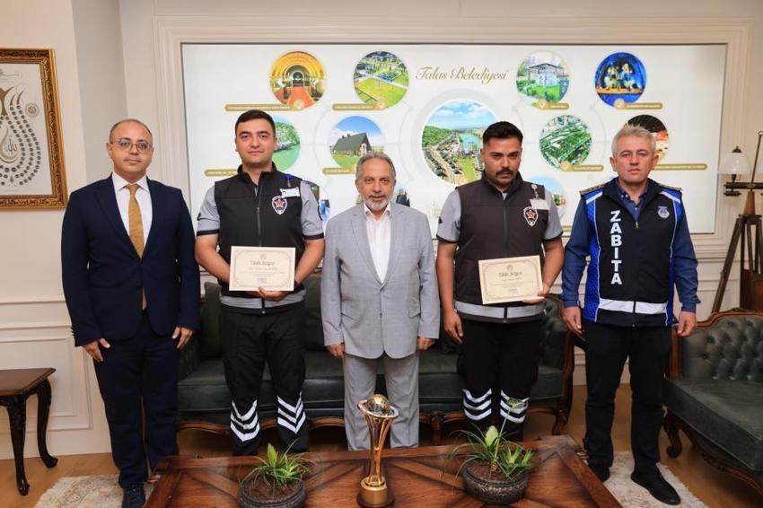 Kayseri'de Belediye çalışanları mesire alanında unutulan 700 bin TL'yi sahibine teslim etti!