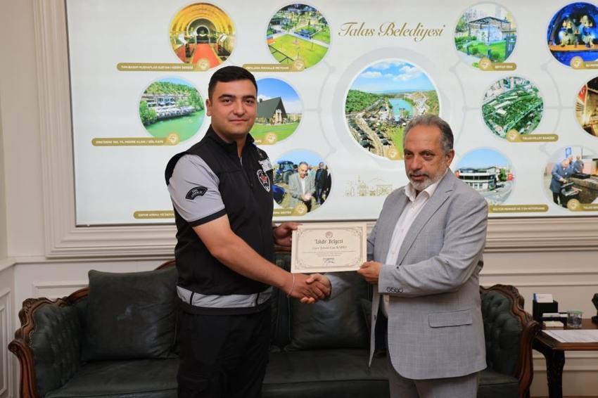 Kayseri'de Belediye çalışanları mesire alanında unutulan 700 bin TL'yi sahibine teslim etti!