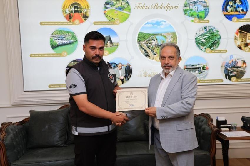 Kayseri'de Belediye çalışanları mesire alanında unutulan 700 bin TL'yi sahibine teslim etti!