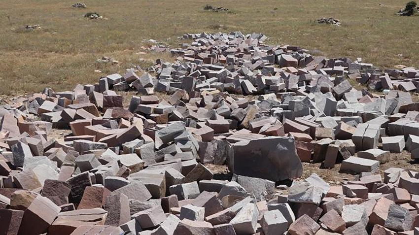 Ekmeğini gerçekten taştan çıkarıyor! Ağırnas'ın son taş ustası 40 derece sıcakta tonlarca kayaya şekil veriyor!