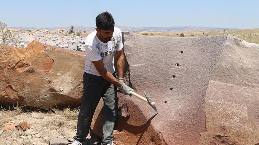 Ekmeğini gerçekten taştan çıkarıyor! Ağırnas'ın son taş ustası 40 derece sıcakta tonlarca kayaya şekil veriyor!
