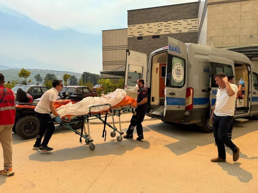 Muğla'da orman yangını! Alevler büyüyor, Fethiye-Antalya karayolu ulaşıma kapandı