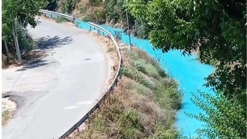 Antalya'da esrarengiz turkuaz su: Sulama kanalından saatlerce aktı