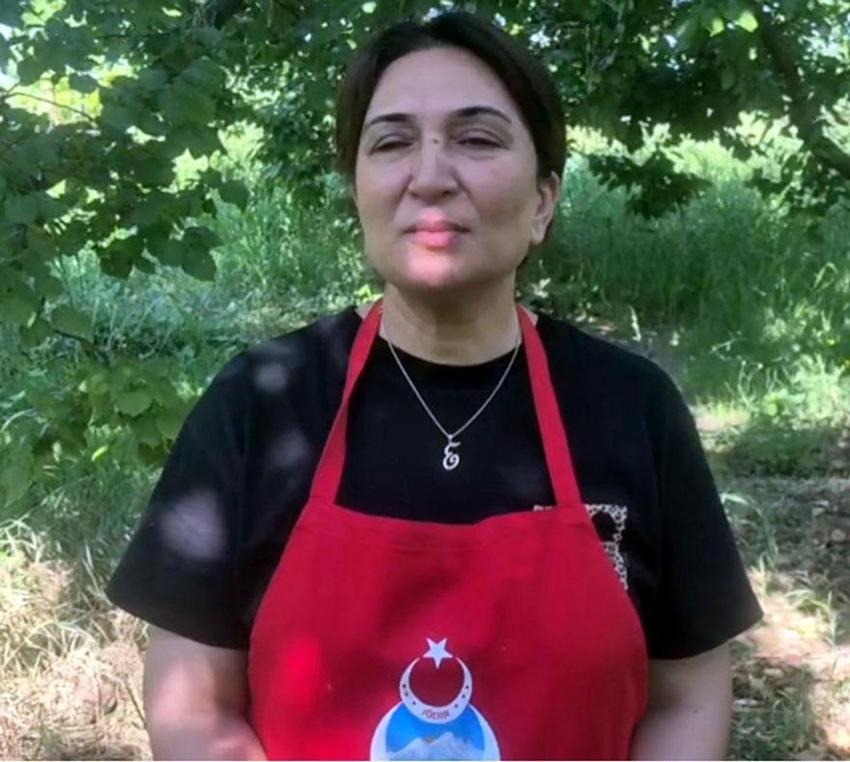 Kayısıları doğal yöntemlerle güneşte kurutarak ekonomiye kazandırıyor