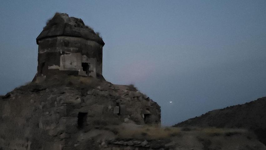 Gökyüzü ve tarih aynı karede! Bulutların arasından yükselen Geyik Dolunayı, Van Gölü ve Saint Thomas Kilisesi ile buluştu