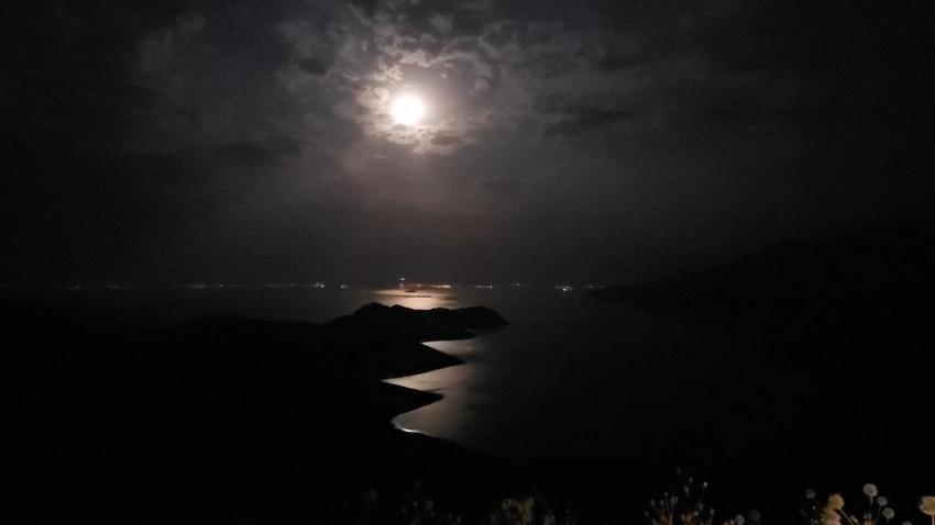 Gökyüzü ve tarih aynı karede! Bulutların arasından yükselen Geyik Dolunayı, Van Gölü ve Saint Thomas Kilisesi ile buluştu