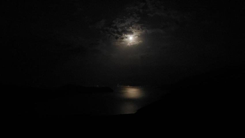 Gökyüzü ve tarih aynı karede! Bulutların arasından yükselen Geyik Dolunayı, Van Gölü ve Saint Thomas Kilisesi ile buluştu