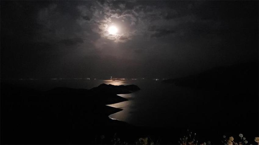 Van Gölü’nde büyüleyici gece: Geyik Dolunayı sulara yansıdı, gökyüzü masala dönüştü