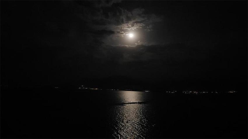 Van Gölü’nde büyüleyici gece: Geyik Dolunayı sulara yansıdı, gökyüzü masala dönüştü