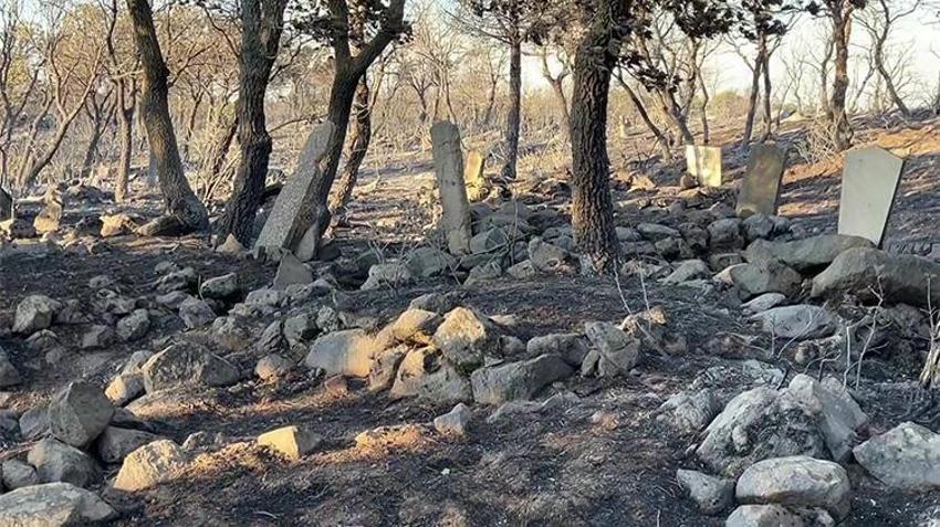 Balıkesir'de acı tablo... Yangın mezarlığı yok etti