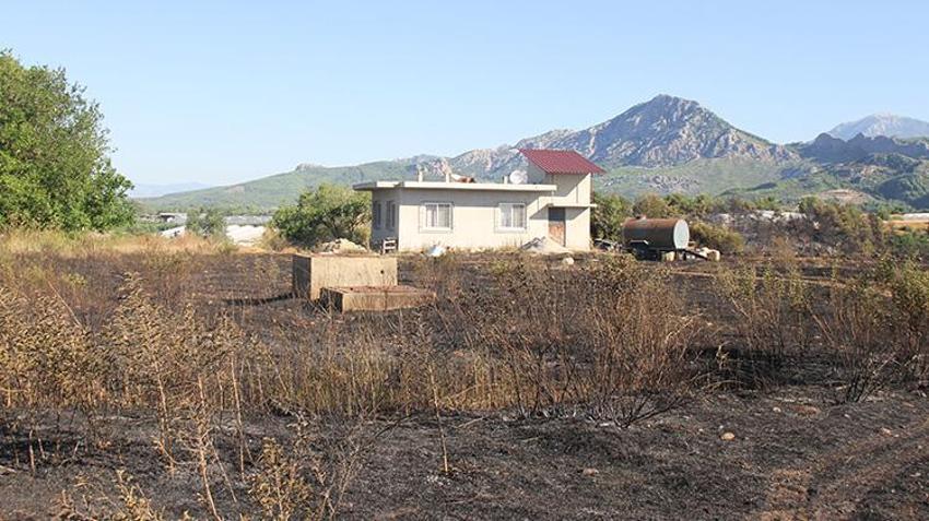 Antalya Serik'te çıkan yangın söndürüldü! Çok sayıda serada hasar oluştu