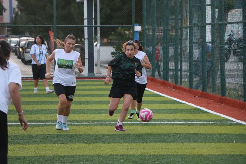Samsun'da kadınlar halı sahada, erkekler evde çocuklarla